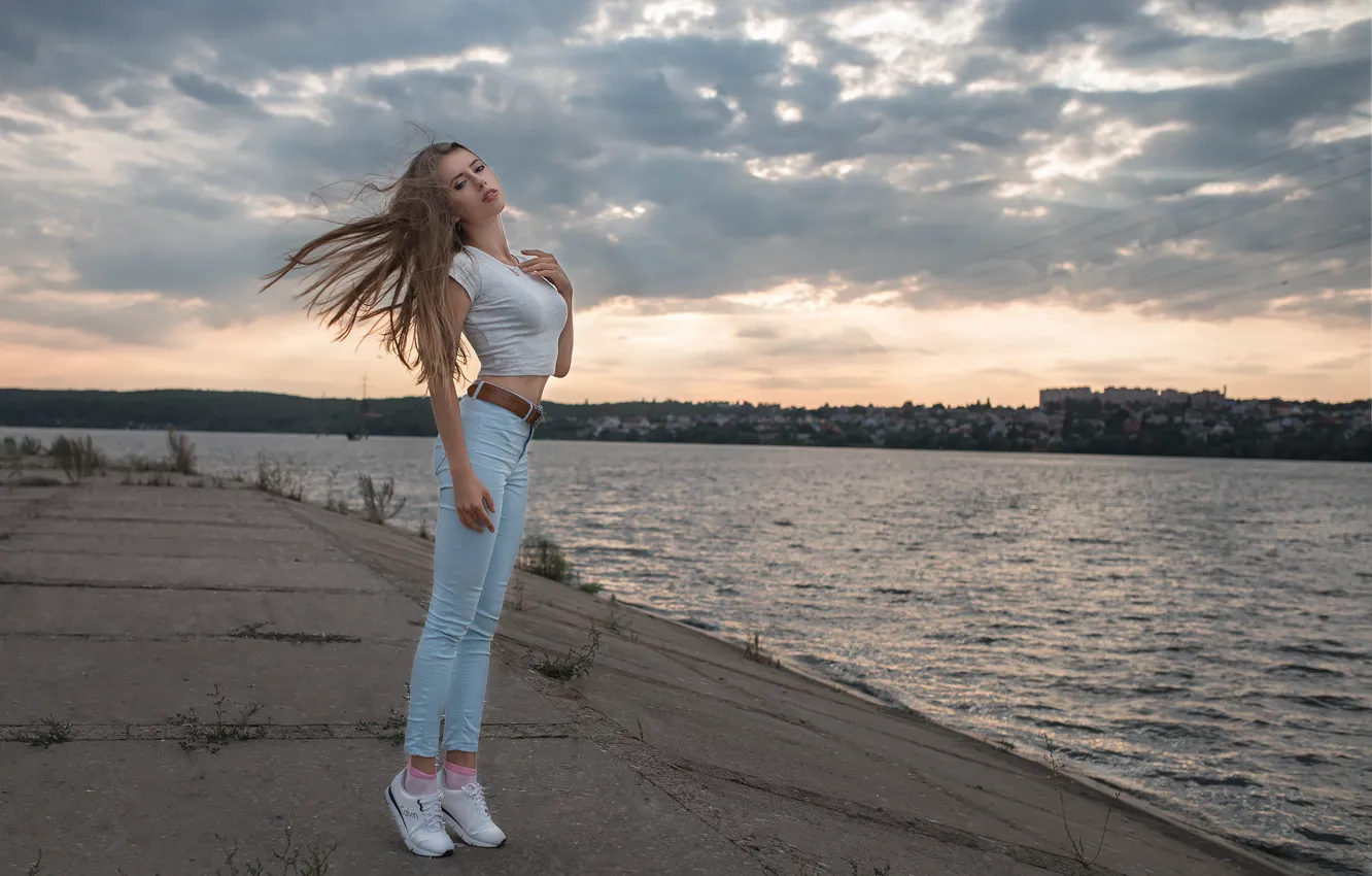 Фото обои вода, поза, Девушка, джинсы, ножки, Дмитрий Шульгин