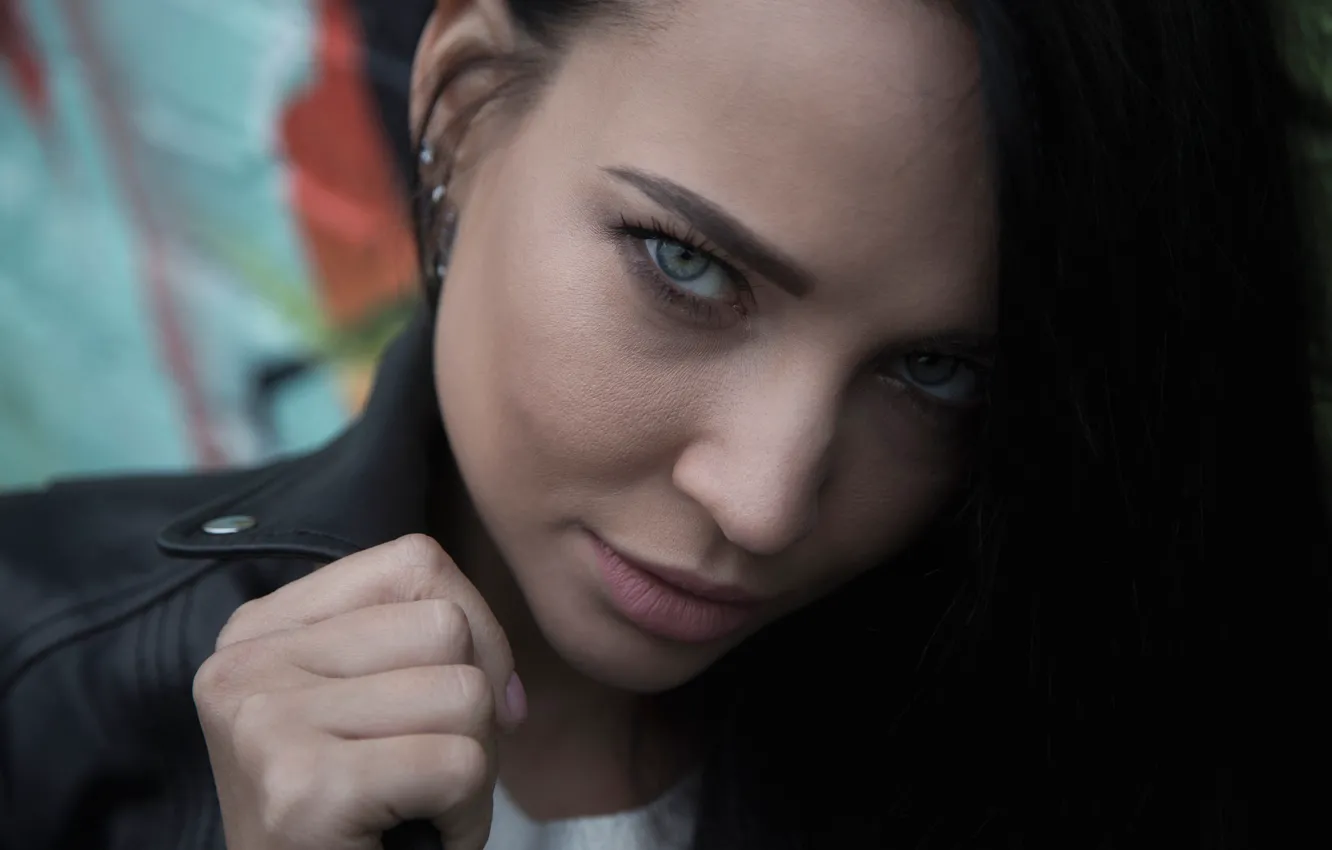 Фото обои взгляд, девушка, лицо, черный, портрет, макияж, брюнетка, куртка