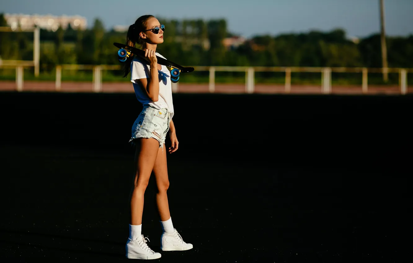 Фото обои girl, sunset, beautiful, skateboard, shoulder, holds