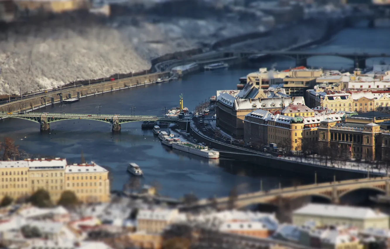 Фото обои мост, город, река, дома, корабли, прага, tilt-shift