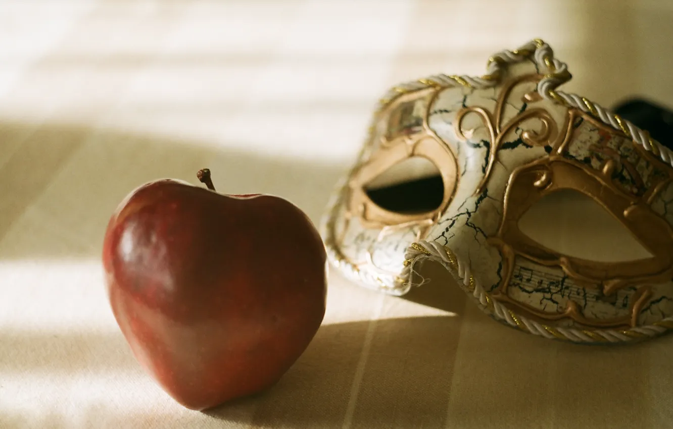 Фото обои красное, яблоко, маска