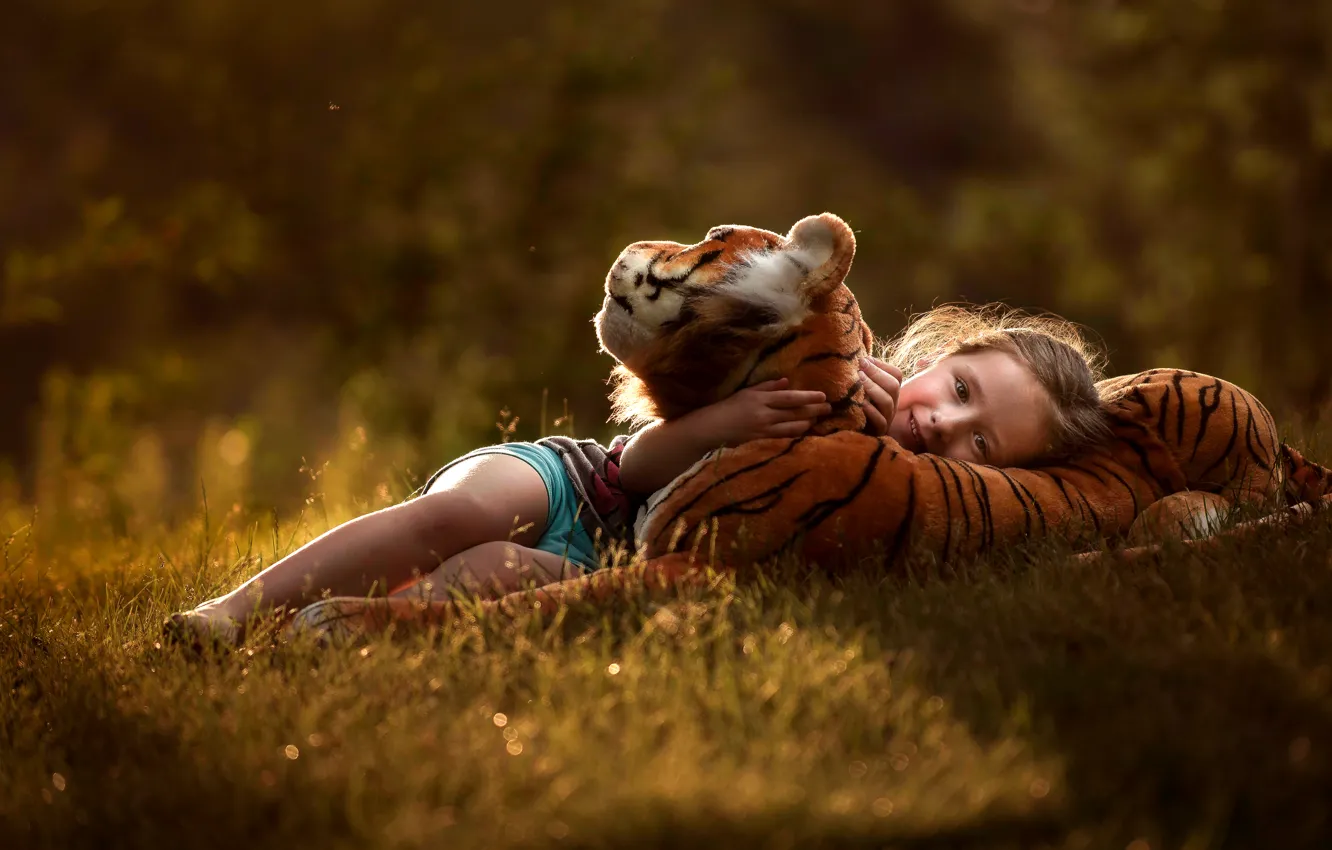 Фото обои лес, дети, тигр, настроение, поляна, игрушка, ребенок, позитив