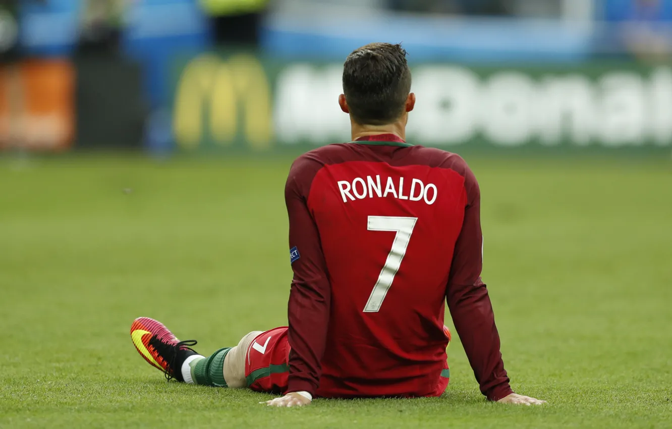 Фото обои газон, футбол, спина, форма, Португалия, Cristiano Ronaldo, сидит, легенда