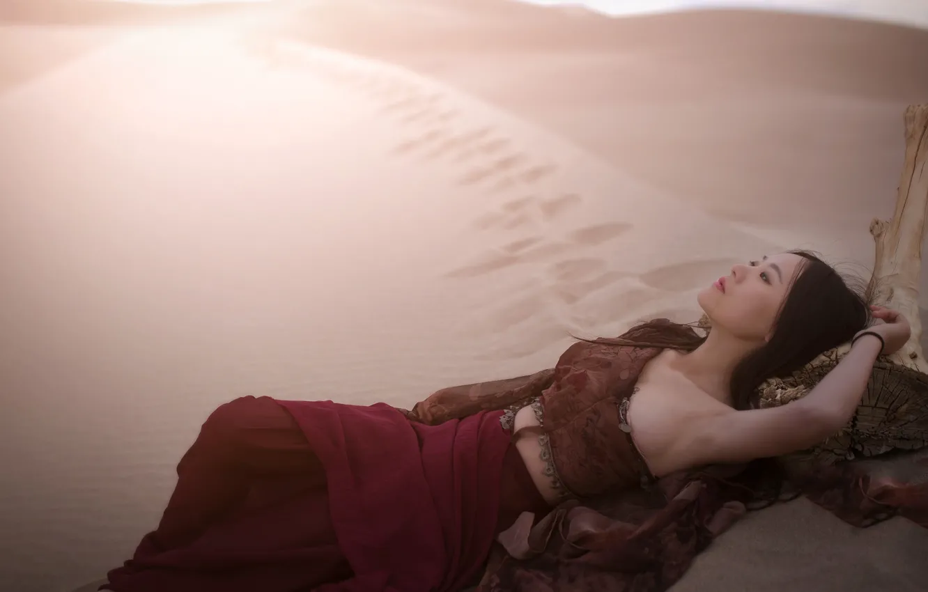 Фото обои песок, грудь, девушка, поза, пустыня, юбка, платье, брюнетка