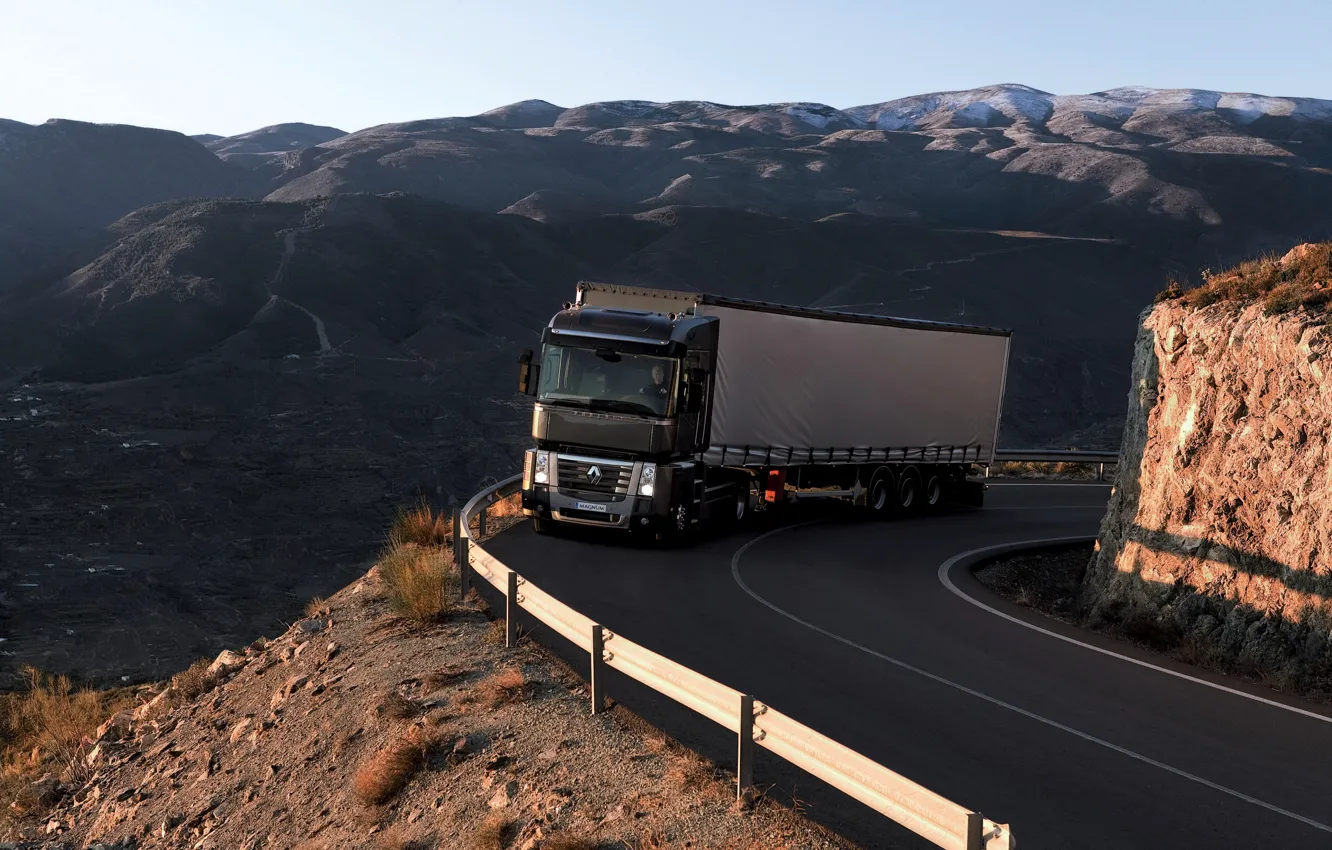 Фото обои дорога, горы, чёрный, ограждение, грузовик, Renault, Magnum, седельный тягач