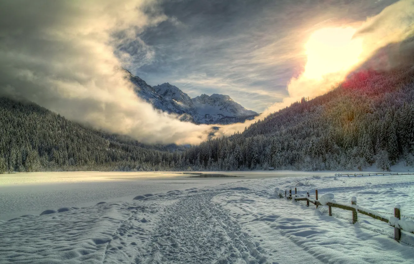 Фото обои зима, дорога, лес, снег, горы, следы, озеро, забор