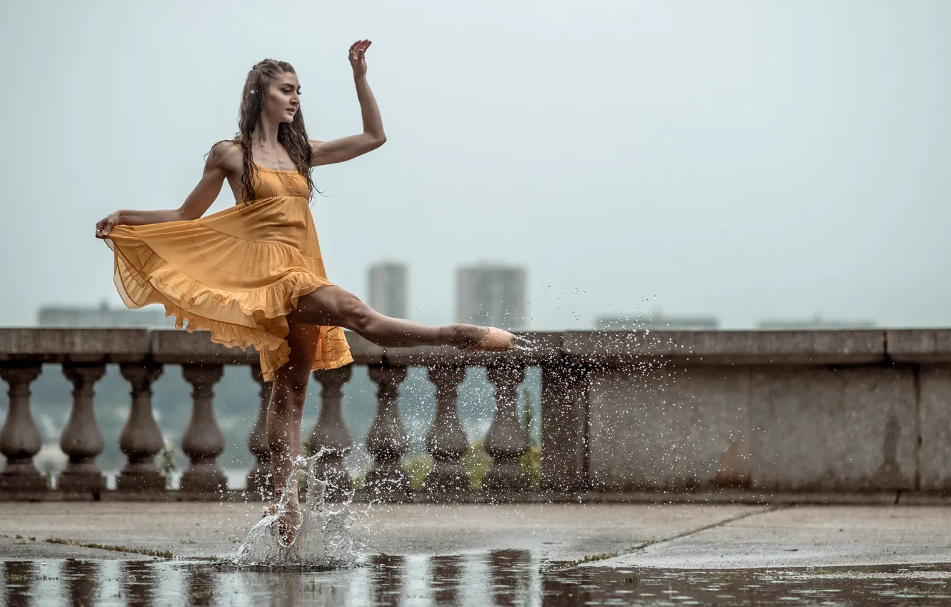 Фото обои девушка, улица, лужа