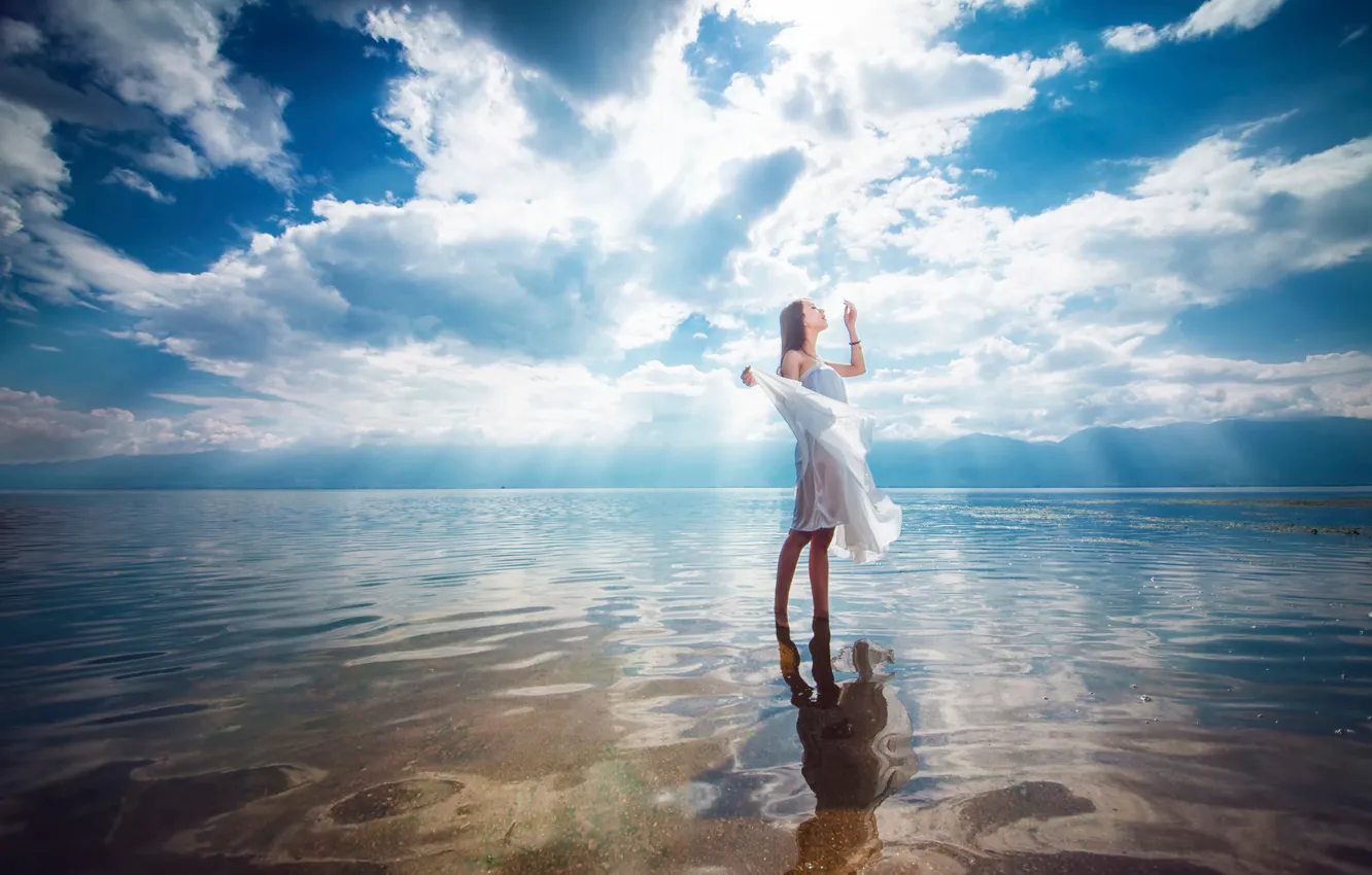Фото обои небо, девушка, облака, отражение, в воде