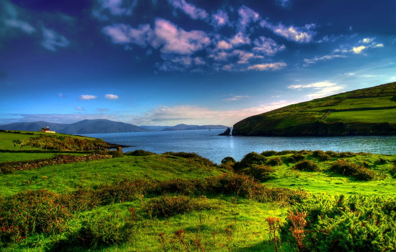 Фото обои небо, трава, пейзаж, горы, природа, озеро, склон, домик