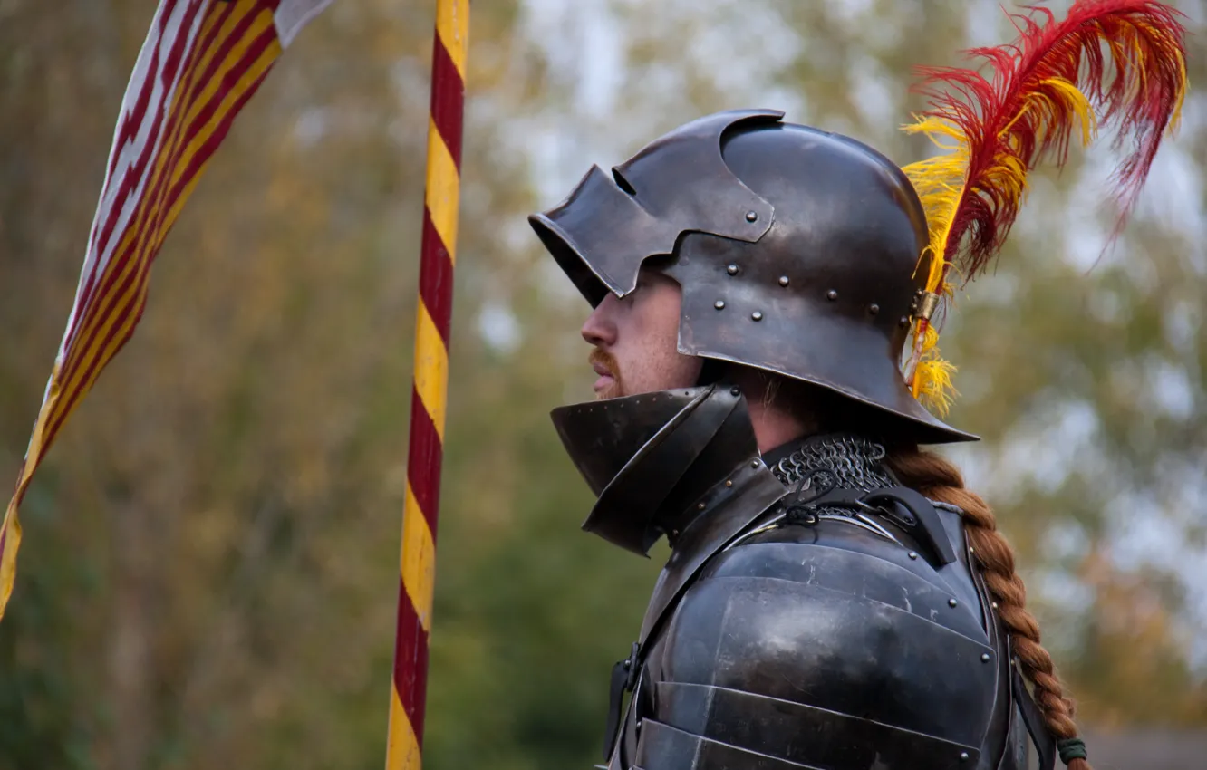 Фото обои металл, доспехи, перья, шлем, рыцарь