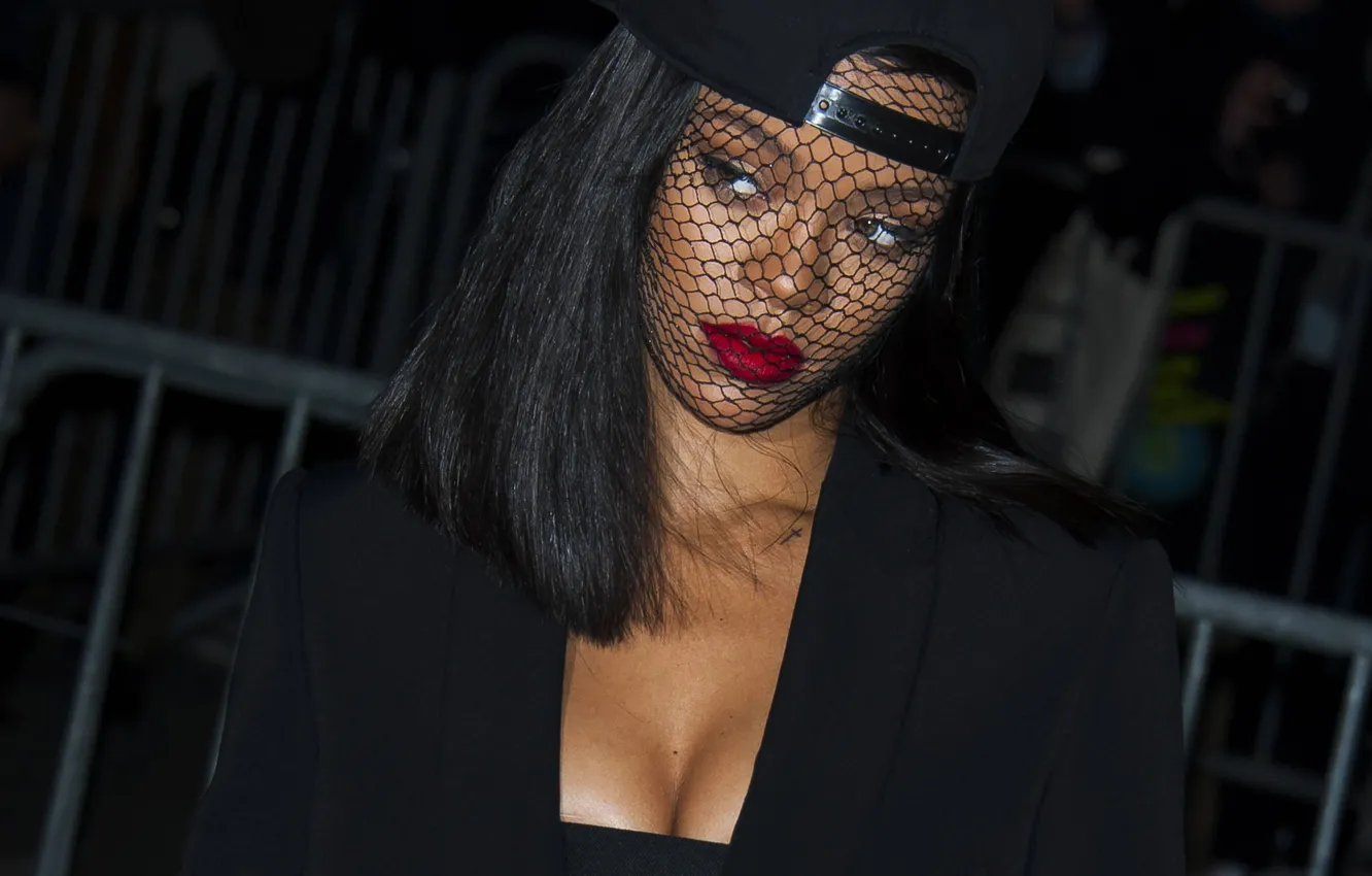 Фото обои грудь, девушка, лицо, певица, кепка, rihanna