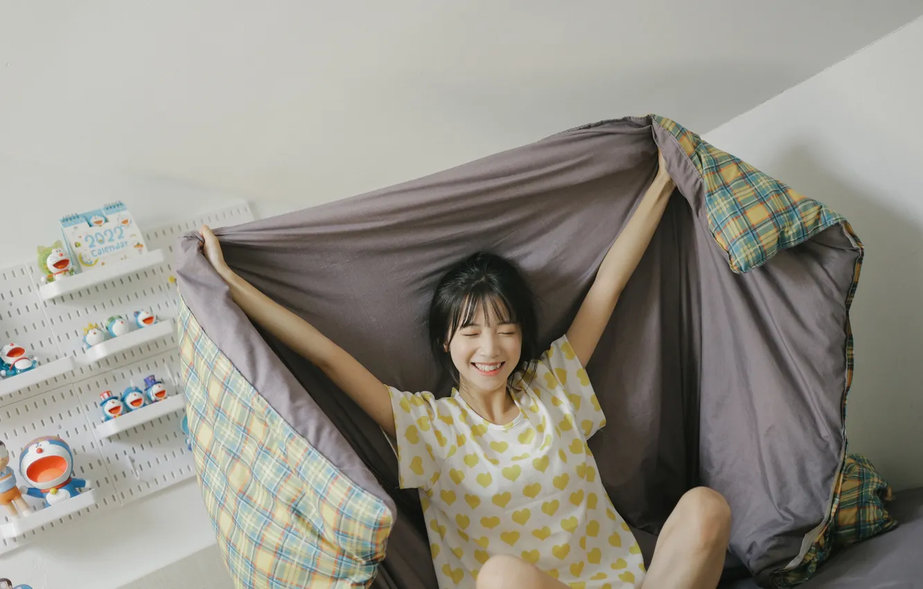 Фото обои Beautiful, Asian, Model, Smile, Bed, Woman, Cute, Pretty