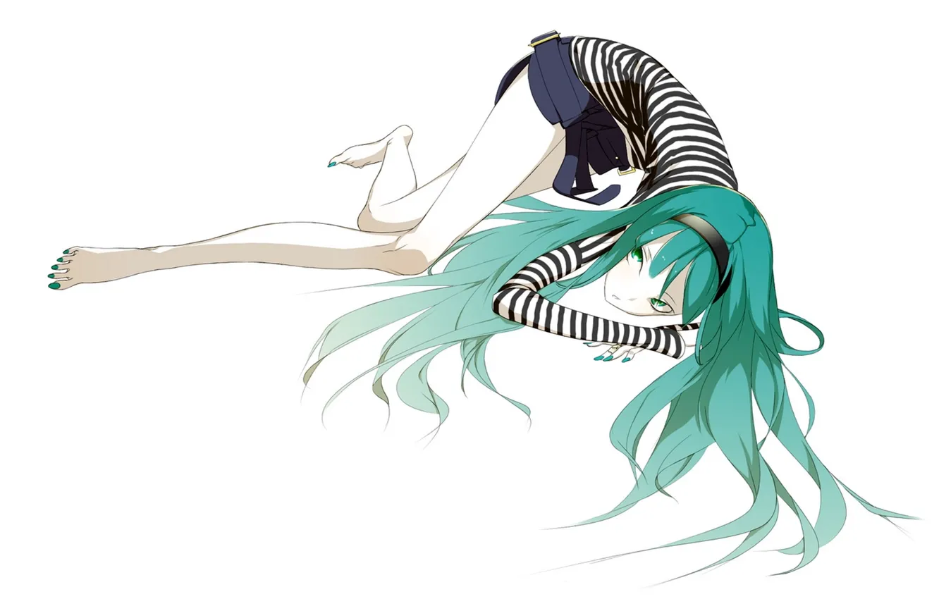 Фото обои мини юбка, белый фон, vocaloid, Hatsune Miku, длинные волосы, тельняшка, педикюр, мини-юбка