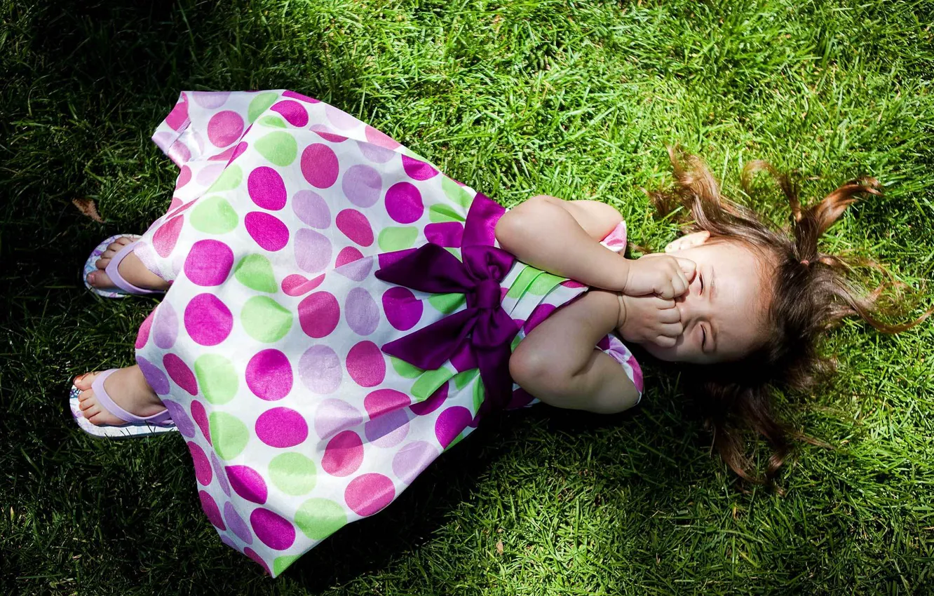 Фото обои трава, газон, тень, платье, девочка, лежит, смеется