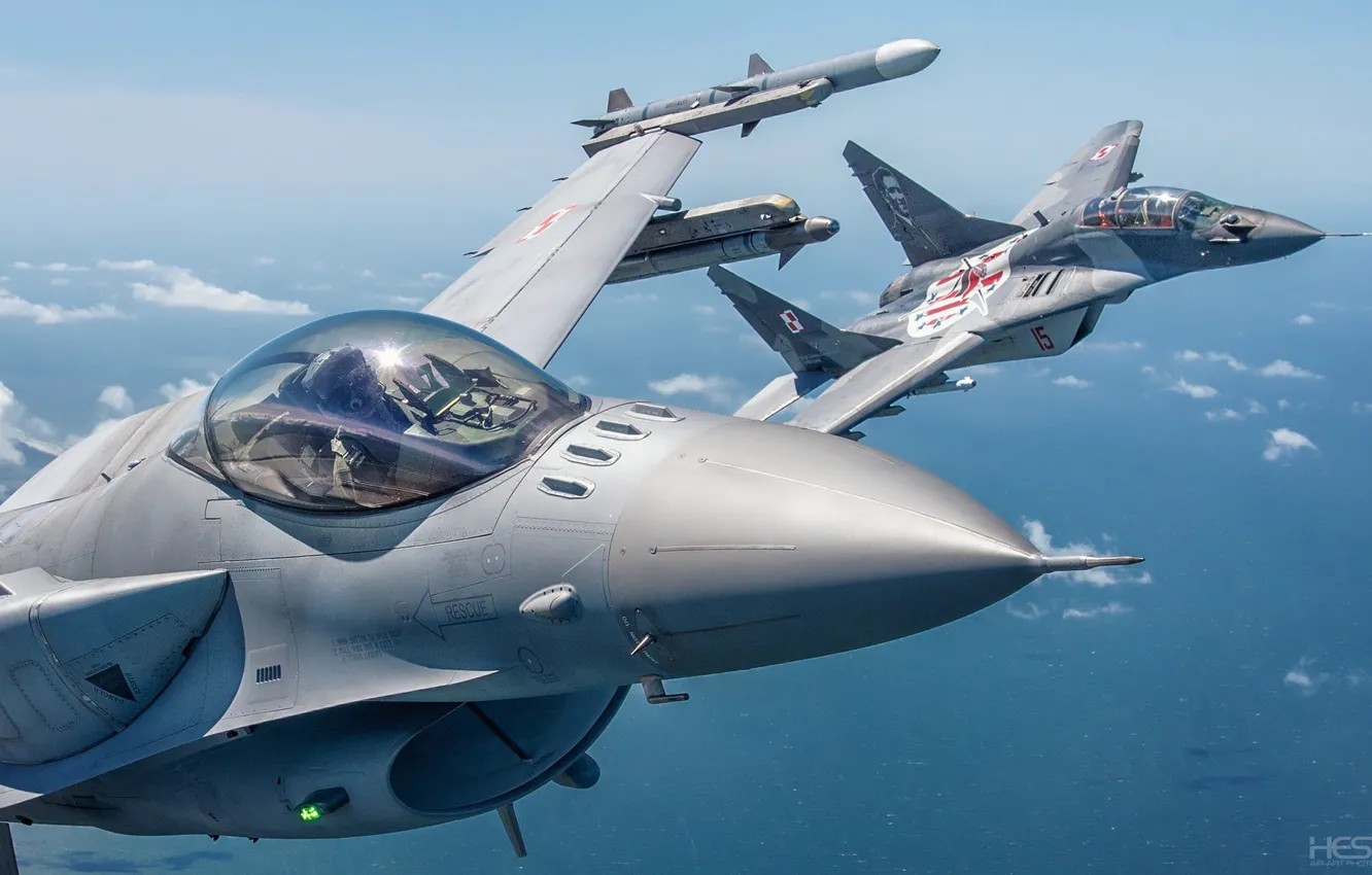 Фото обои F-16, Миг-29, Пилот, F-16 Fighting Falcon, Кокпит, ВВС Польши, ИЛС, AIM-120 AMRAAM