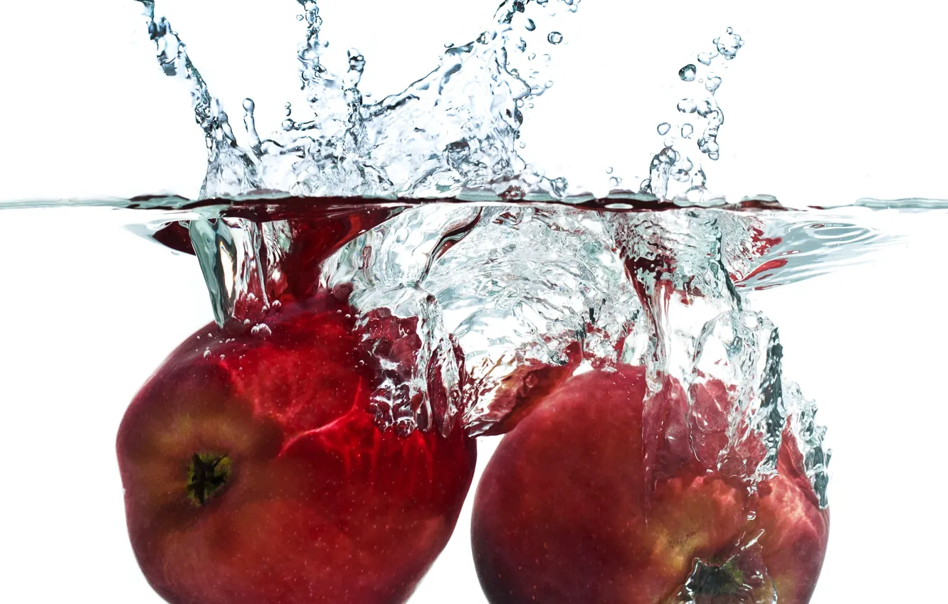 Фото обои вода, яблоки, всплеск, белый фон