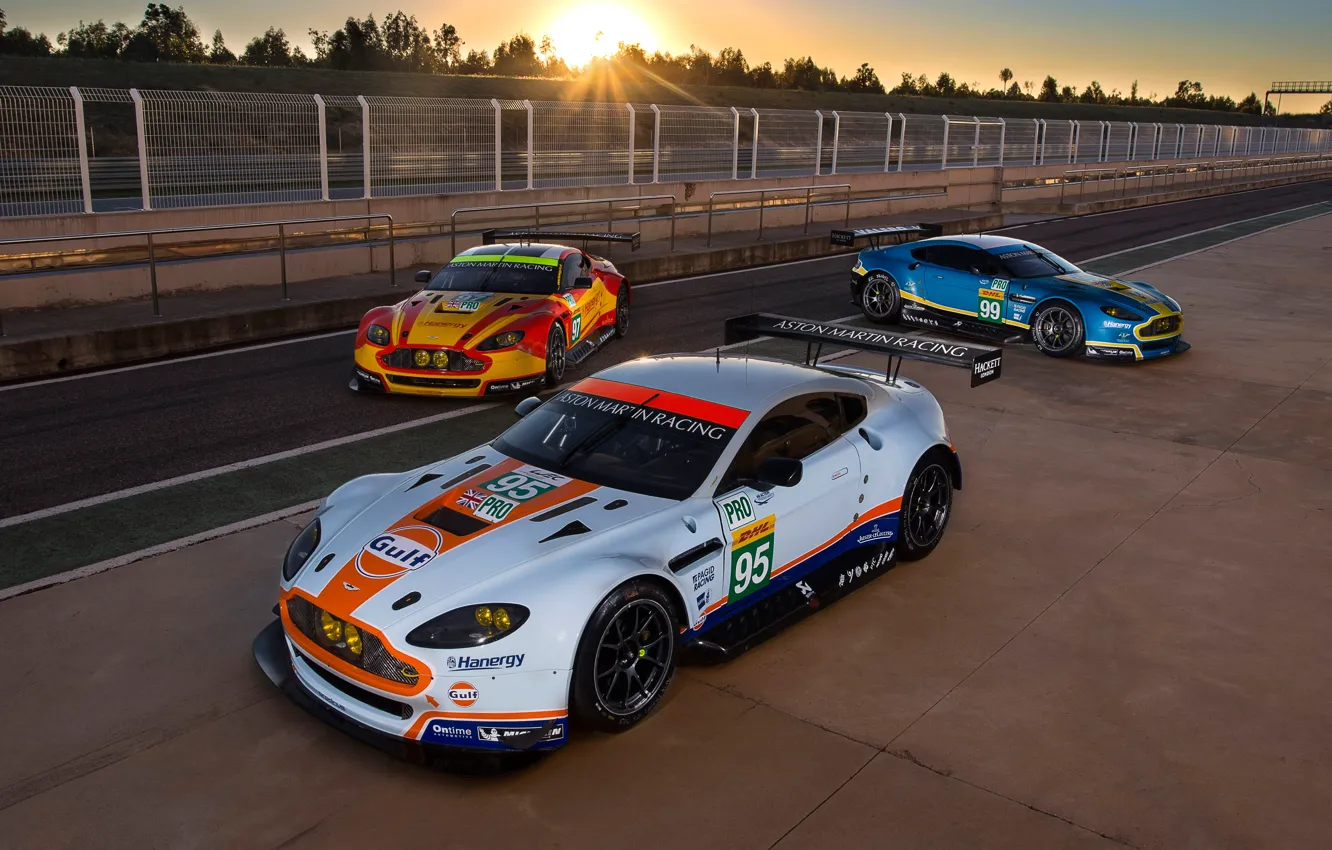 Фото обои Aston Martin, Солнце, Колеса, Машины, Фары, Sport, Спойлер, Ограждение