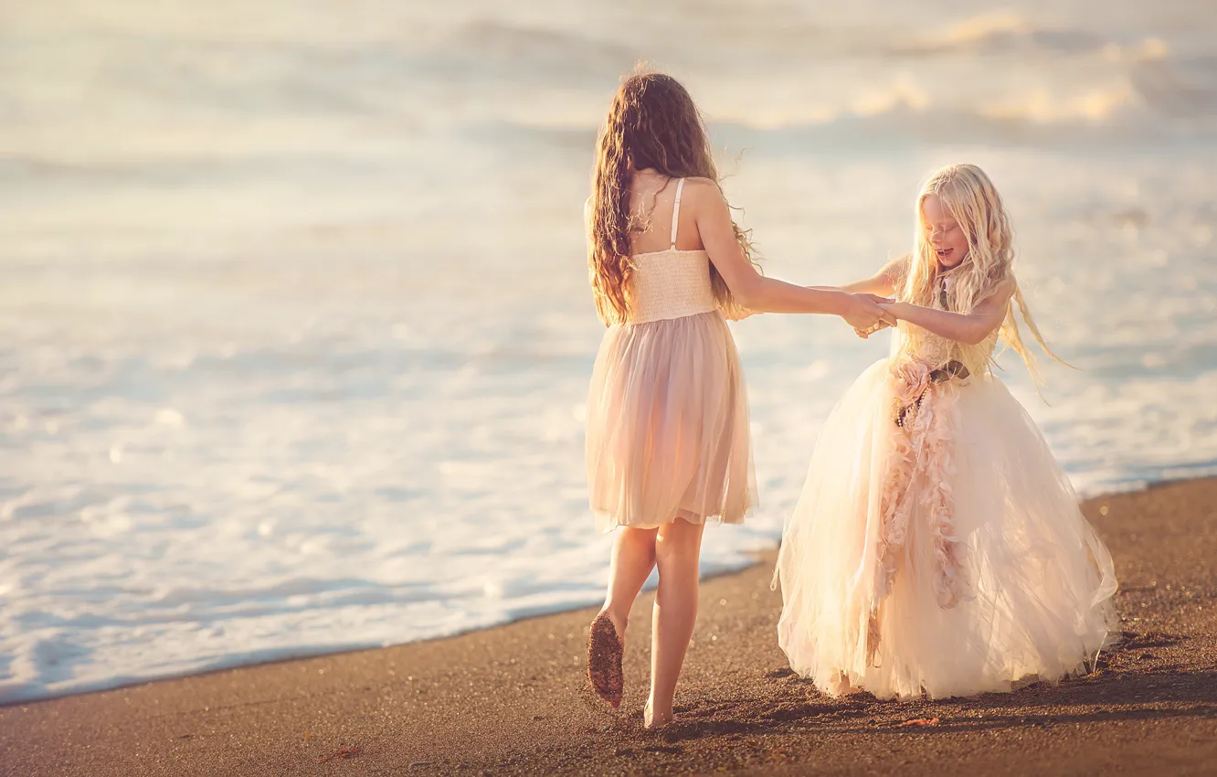 Фото обои песок, берег, танец, платья, две девочки, Beach Happy