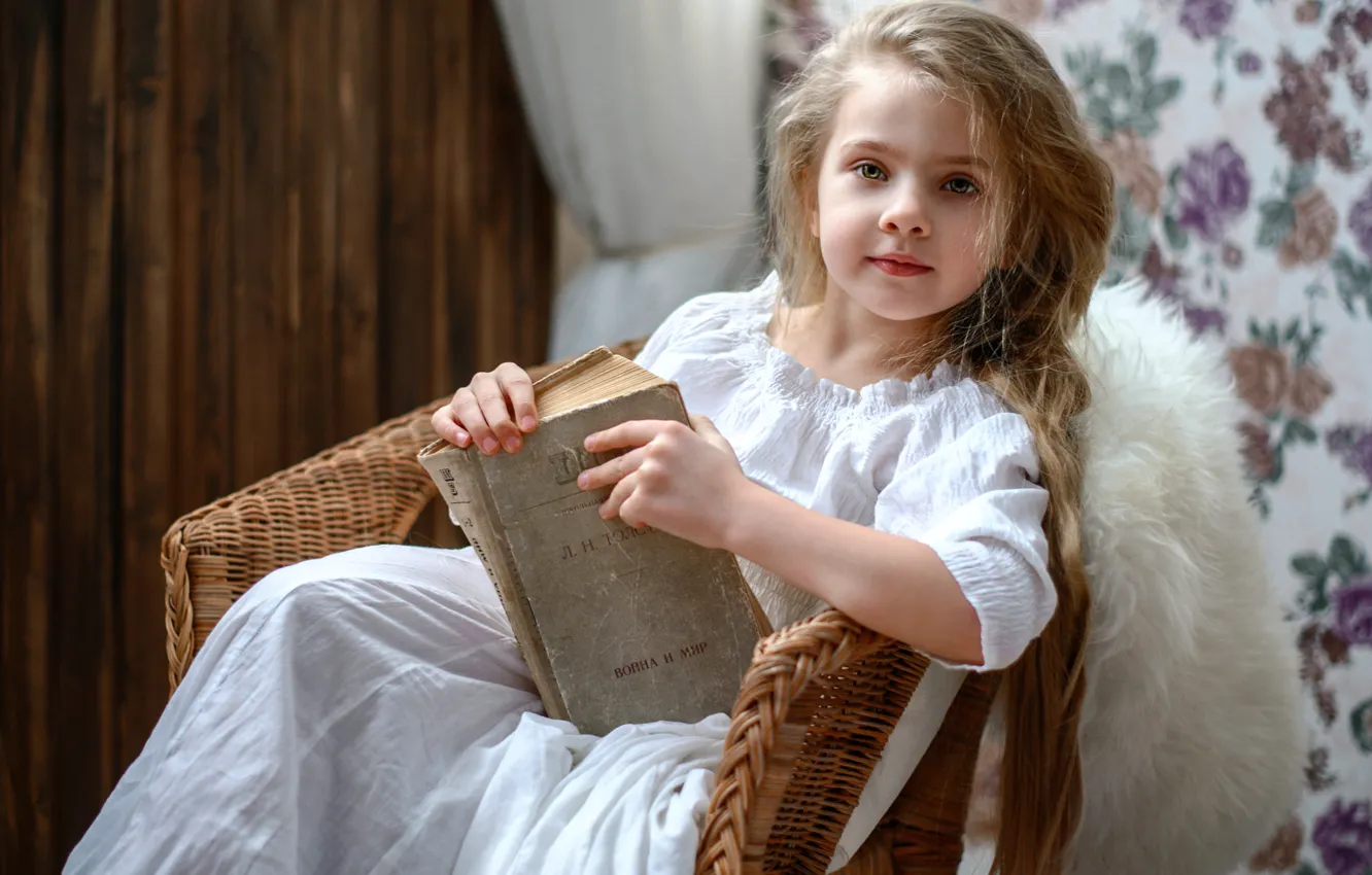Фото обои девочка, книга, Лиза, Толстой, Война и мир