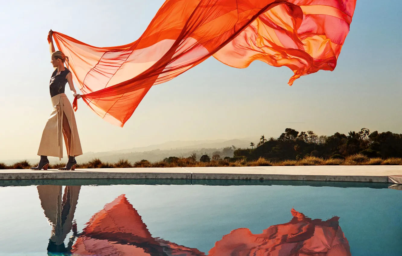 Фото обои вода, солнце, пейзаж, поза, отражение, ветер, модель, юбка
