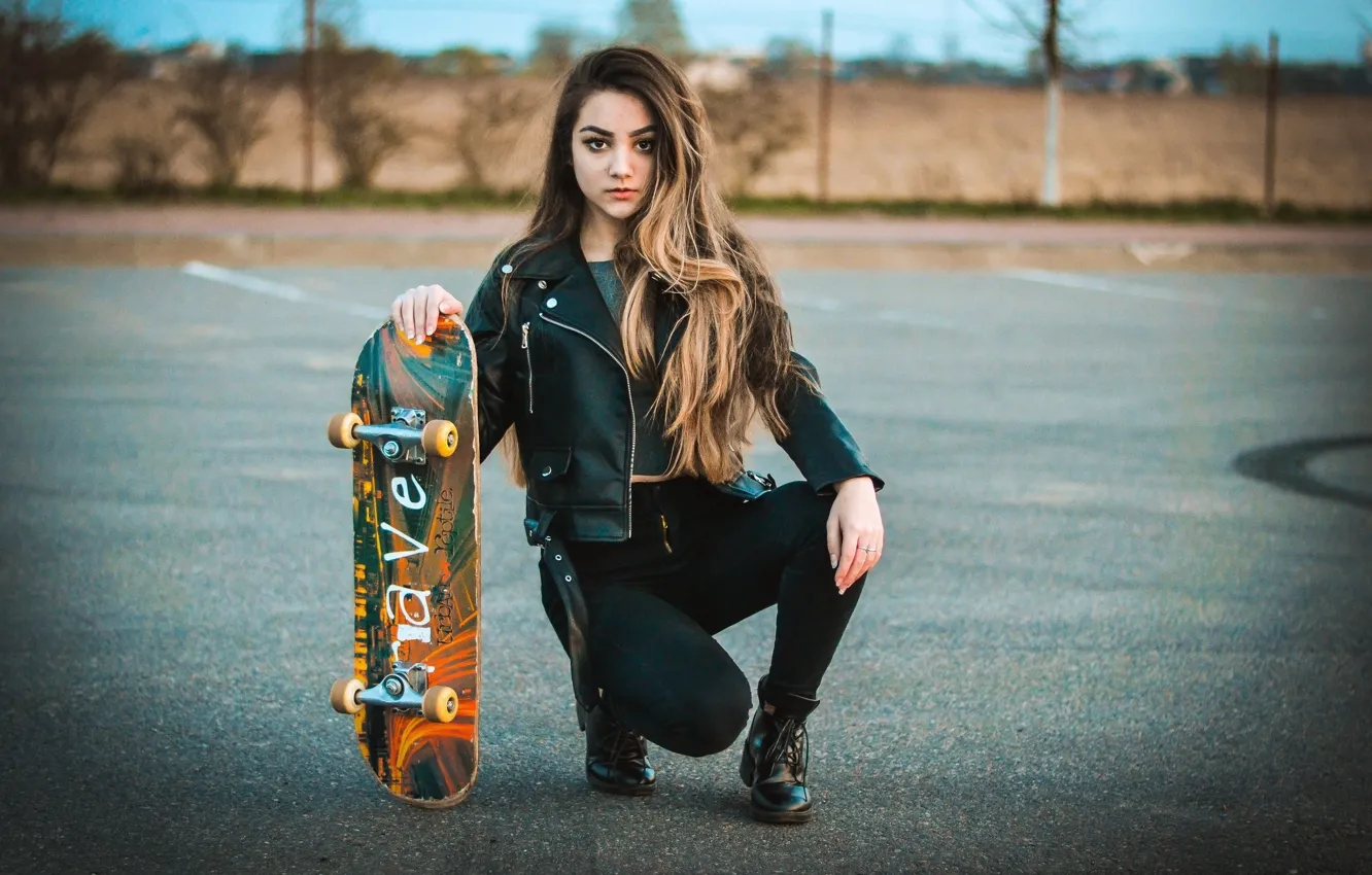 Фото обои girl, look, skate, sweetheart