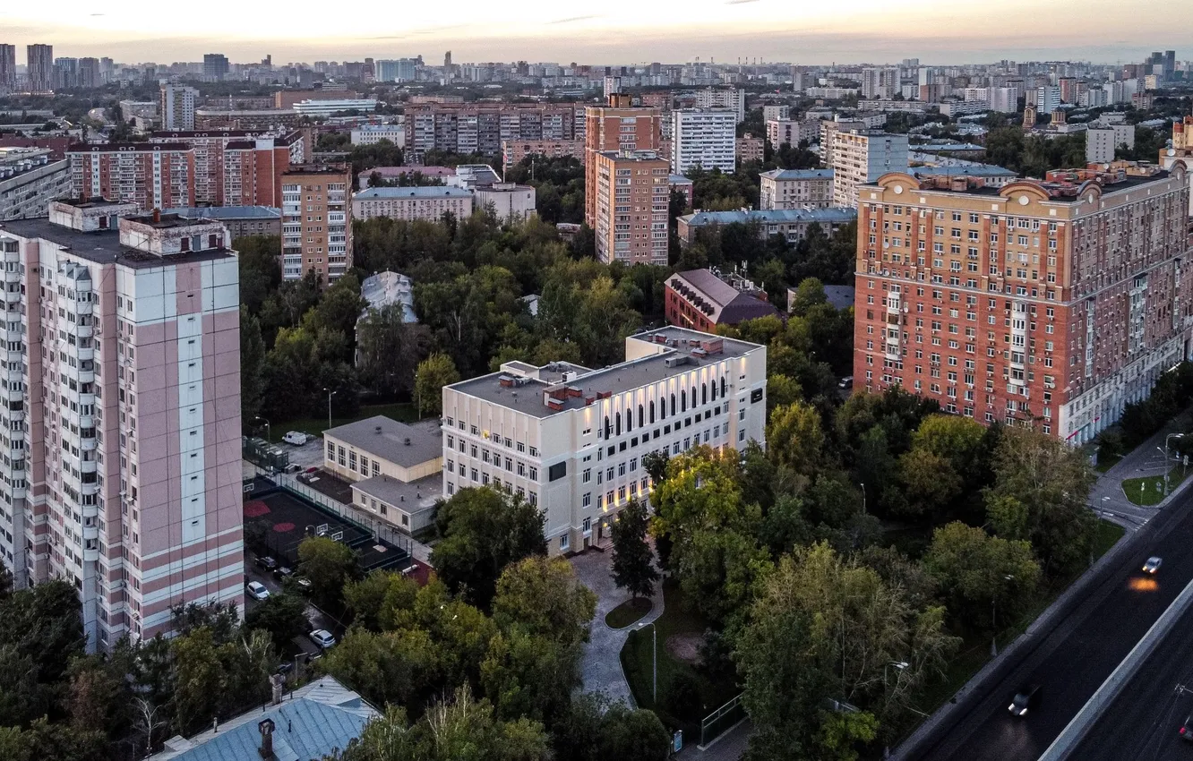 Фото обои дорога, деревья, улица, здания, дома, панорама, Москва, Россия