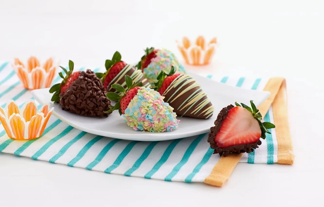 Фото обои ягоды, шоколад, клубника, тарелка, десерт, сладкое