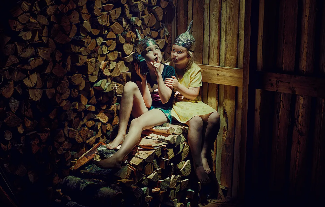 Фото обои дети, девочки, радио, дрова