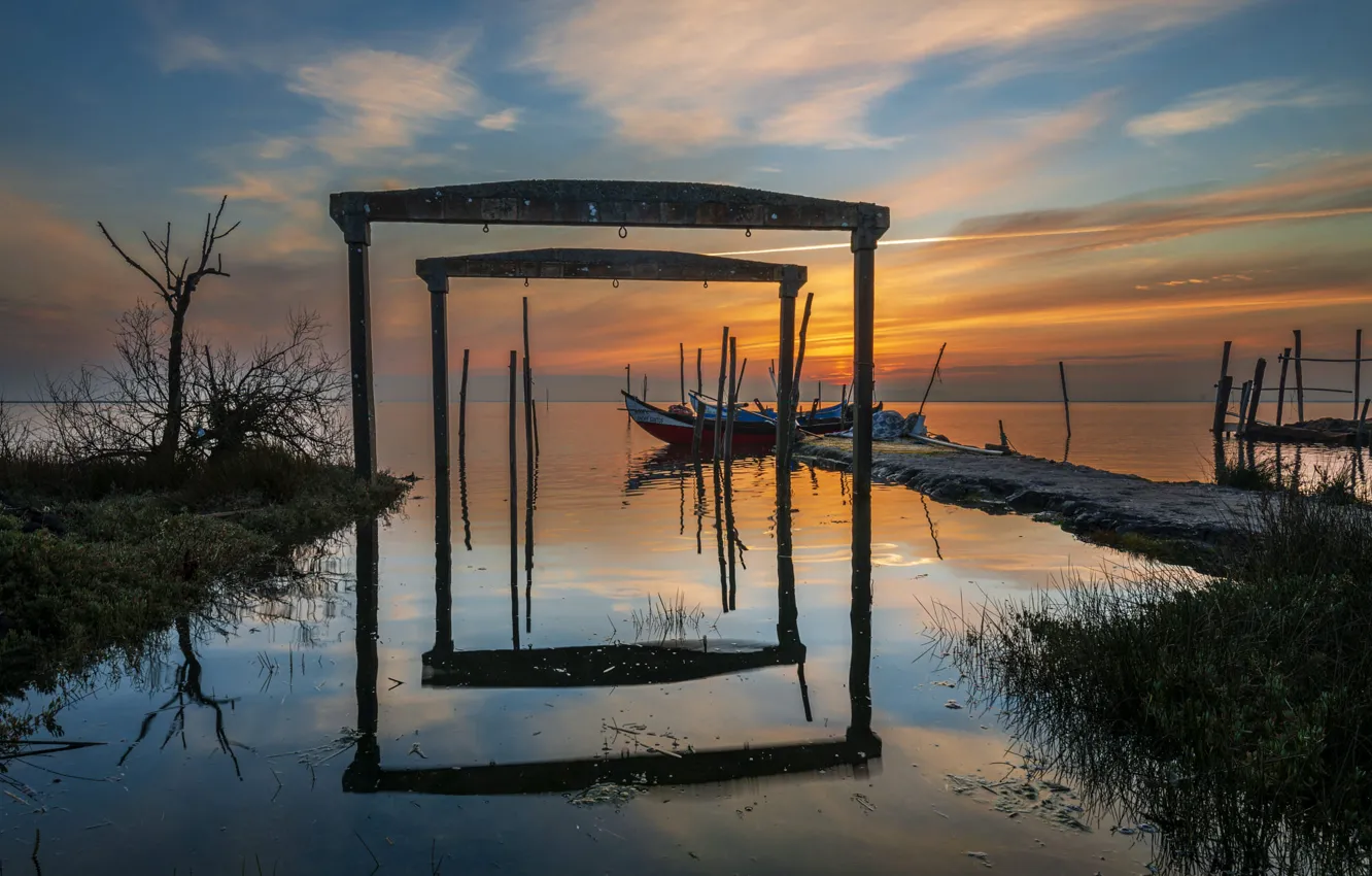 Фото обои небо, трава, облака, закат, ветки, металл, озеро, отражение