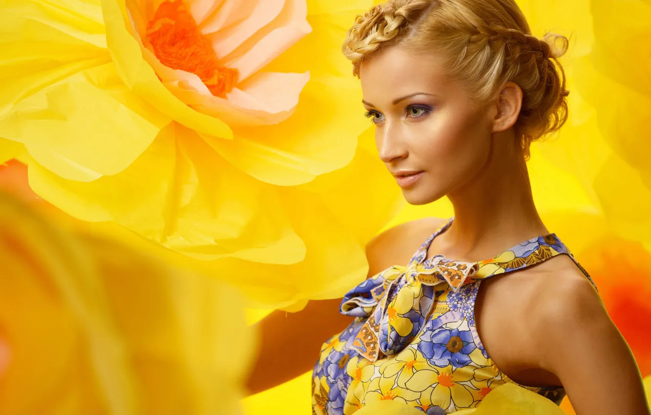 Фото обои цветы, жёлтый, фон, портрет, макияж, платье, прическа, блондинка