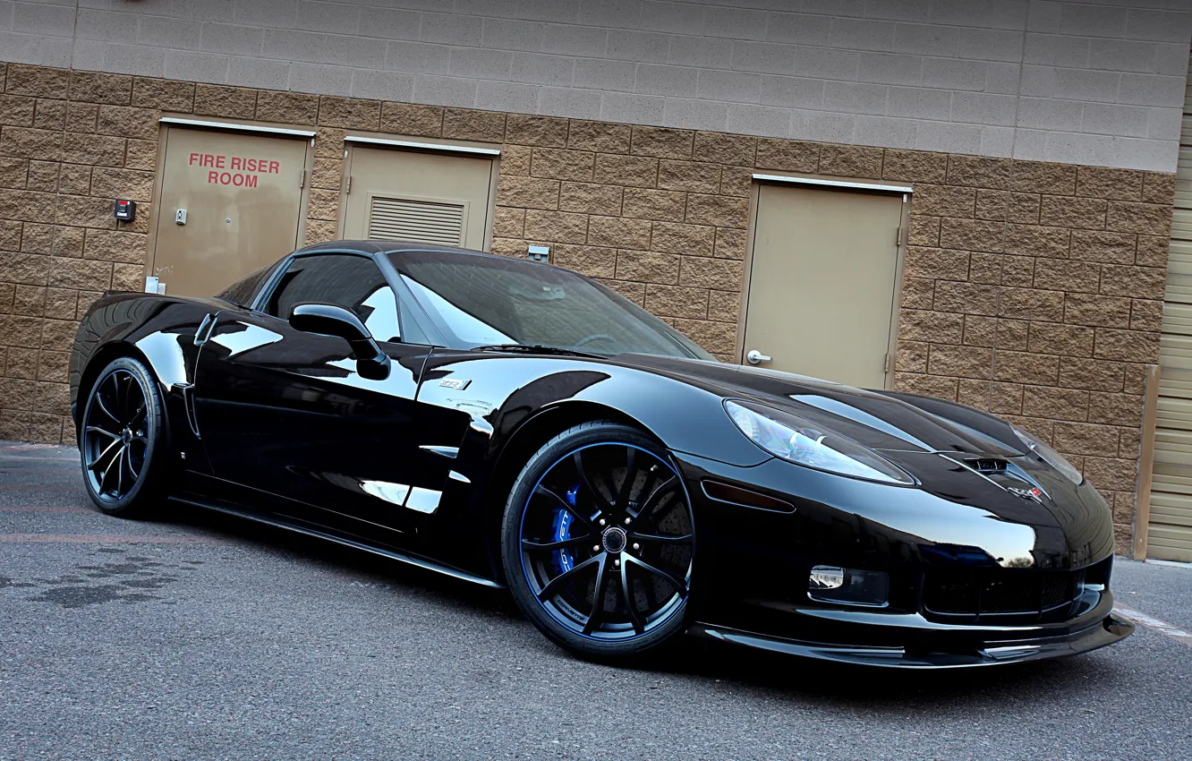 Фото обои чёрный, здание, дверь, corvette, шевроле, диски, black, zr1