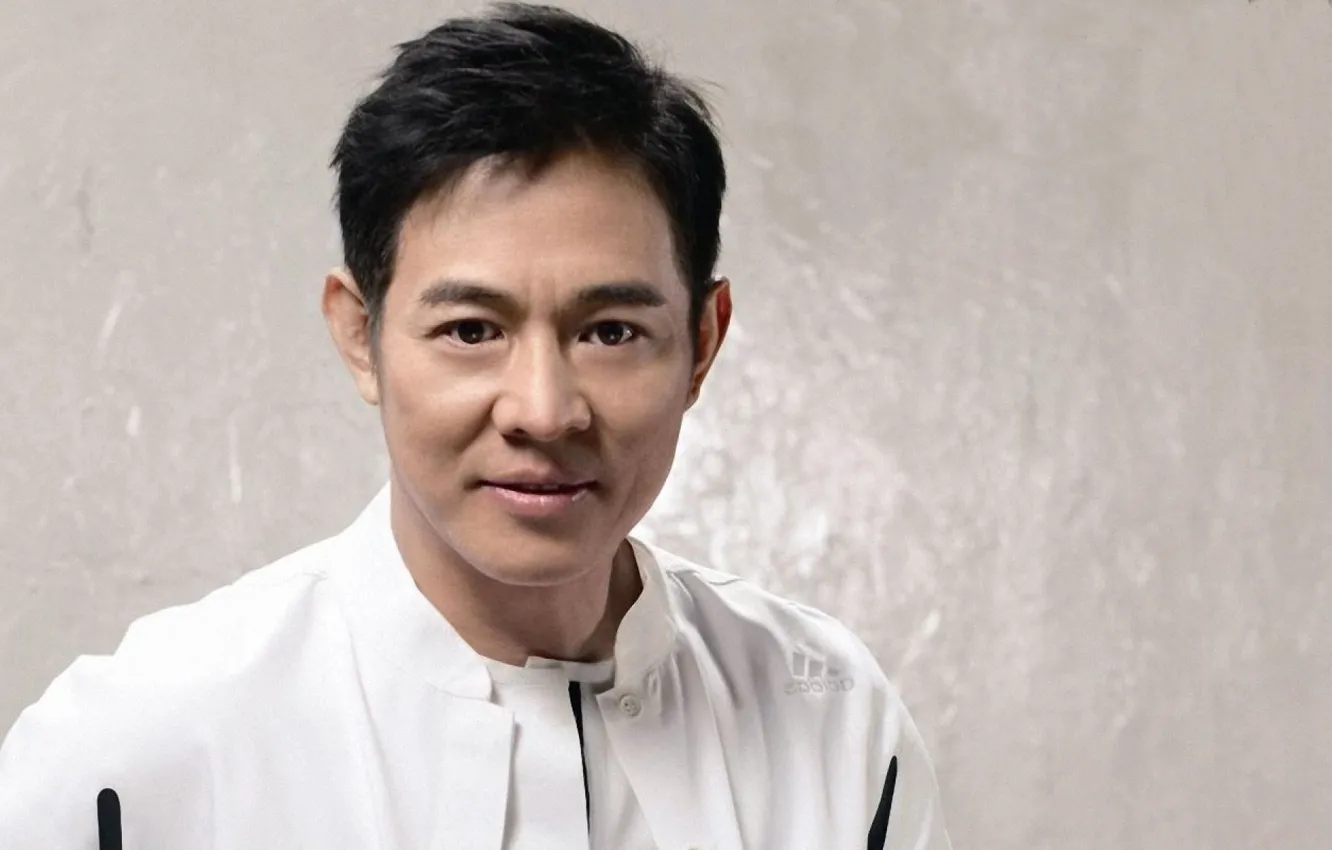 Фото обои белый, взгляд, фон, актер, Jet Li, Джет Ли, мастер ушу
