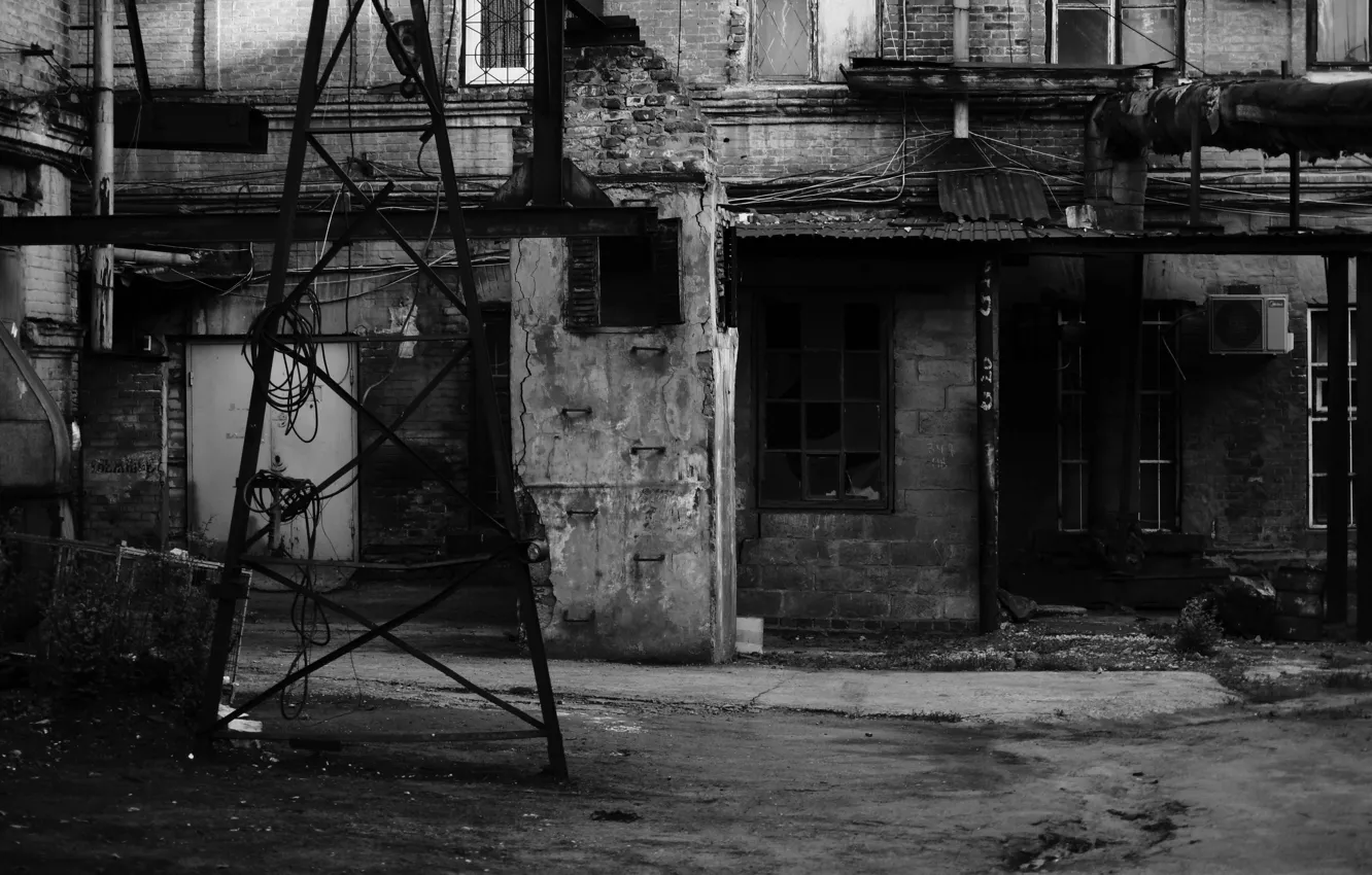 Фото обои ukraine, black and white, downtown, brick wall, broken glass, scary backyard, the entrance to the …