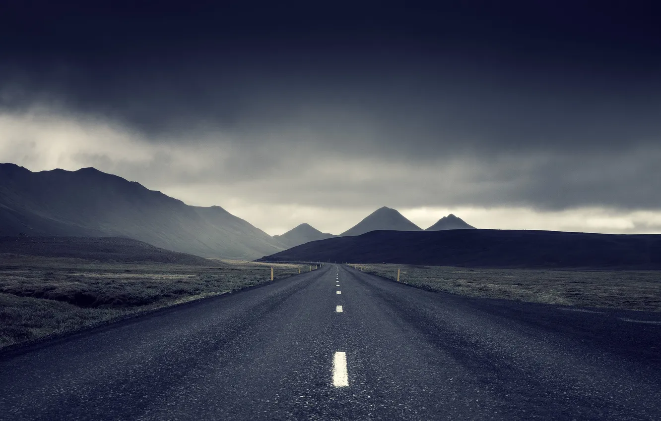 Фото обои дорога, гроза, поле, горы, серые облака
