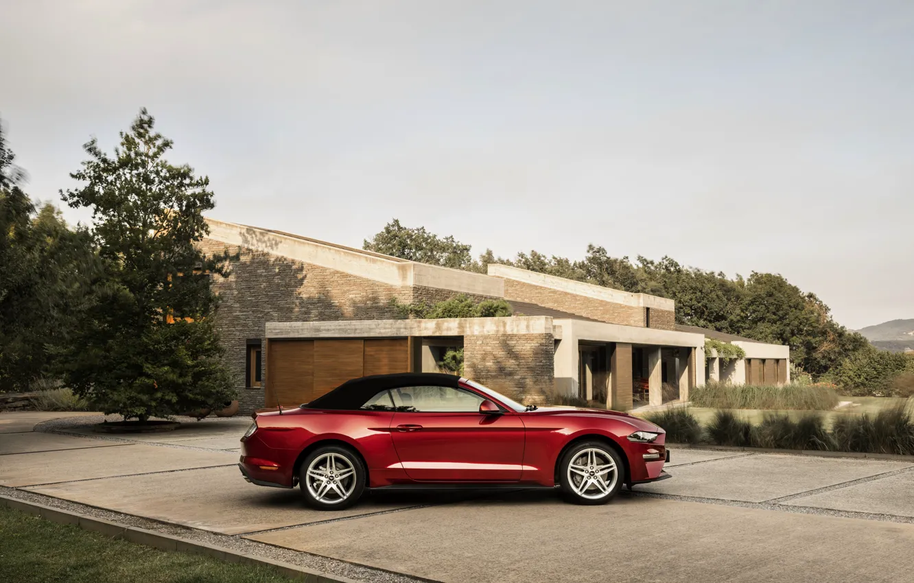 Фото обои Ford, профиль, кабриолет, 2018, тёмно-красный, мягкий верх, Mustang Convertible