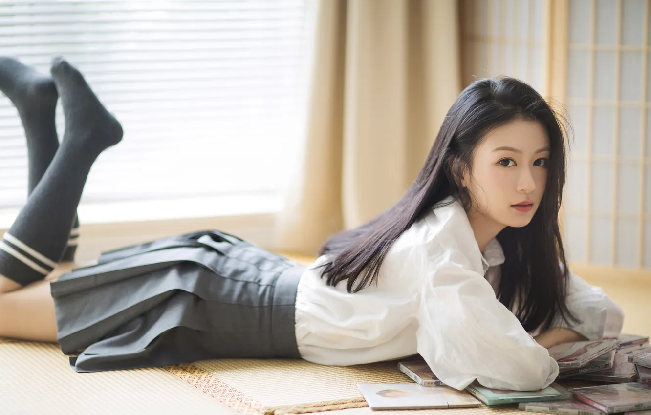 Фото обои взгляд, поза, модель, юбка, макияж, брюнетка, прическа, лежит