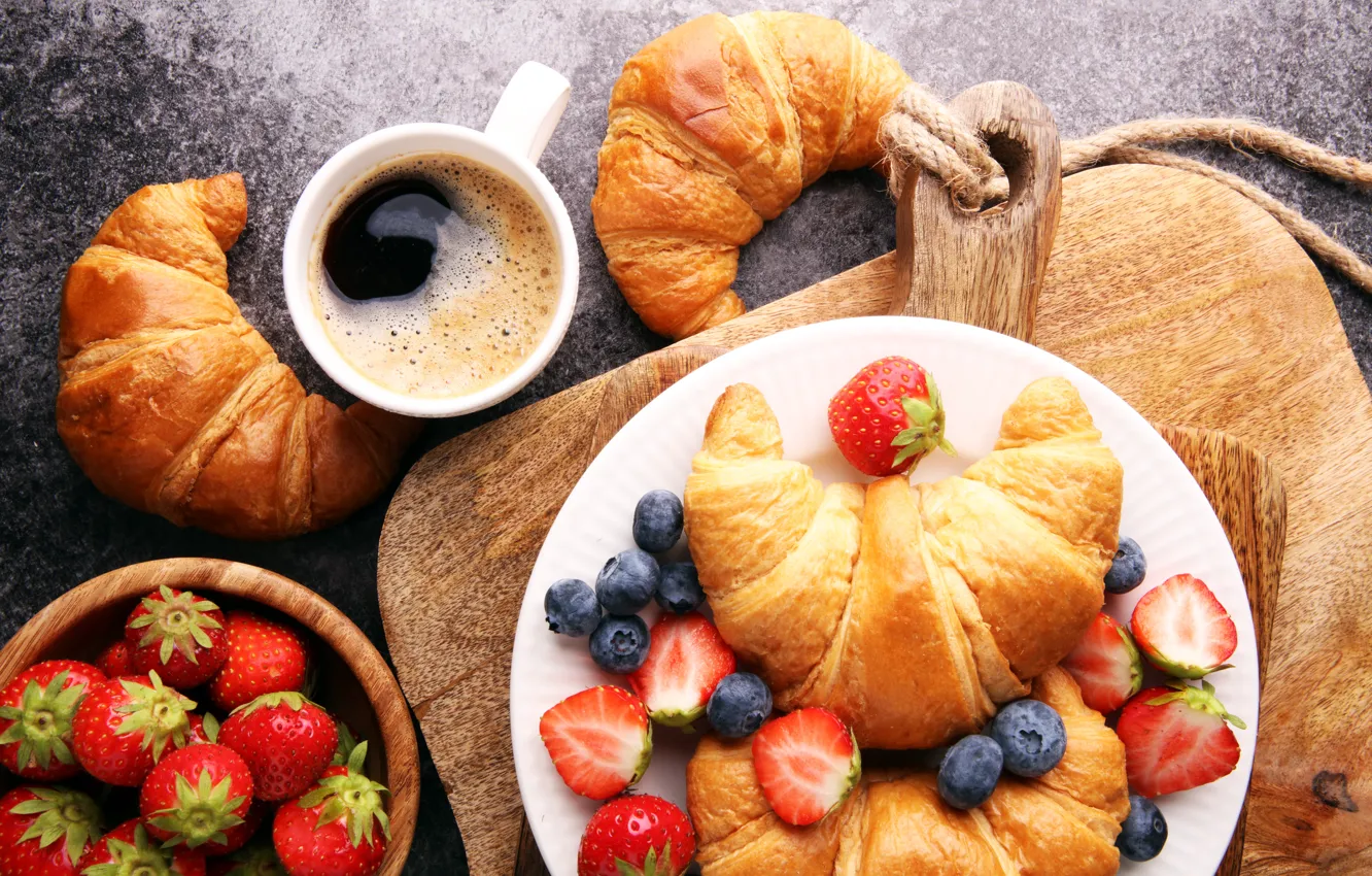 Фото обои ягоды, кофе, завтрак, клубника, coffee cup, strawberry, breakfast, круассан