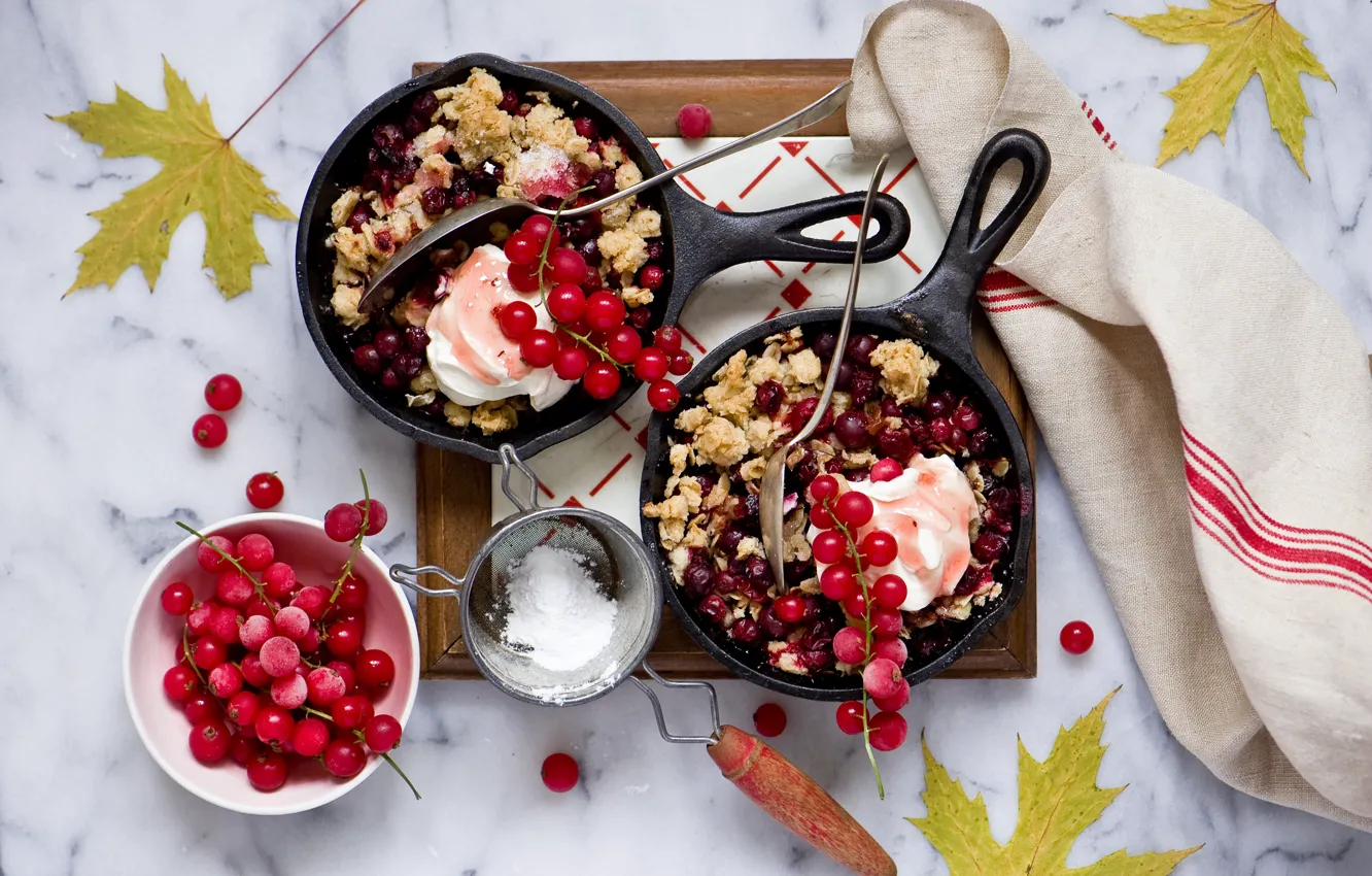 Фото обои листья, ягоды, полотенце, десерт, красная смородина, сковородки, Cranberry Crumble