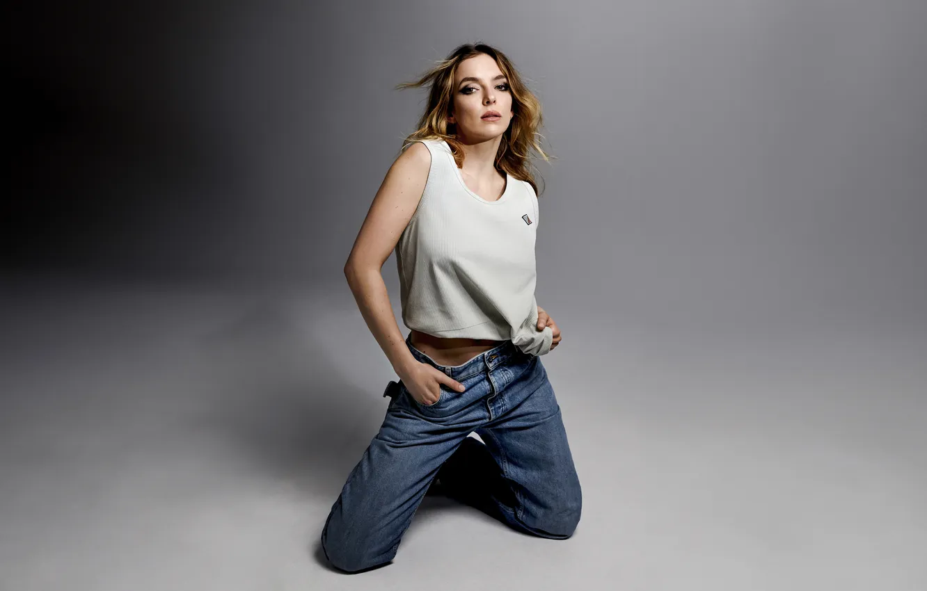 Фото обои взгляд, джинсы, макияж, фигура, актриса, пиджак, Jodie Comer, Джоди Комер