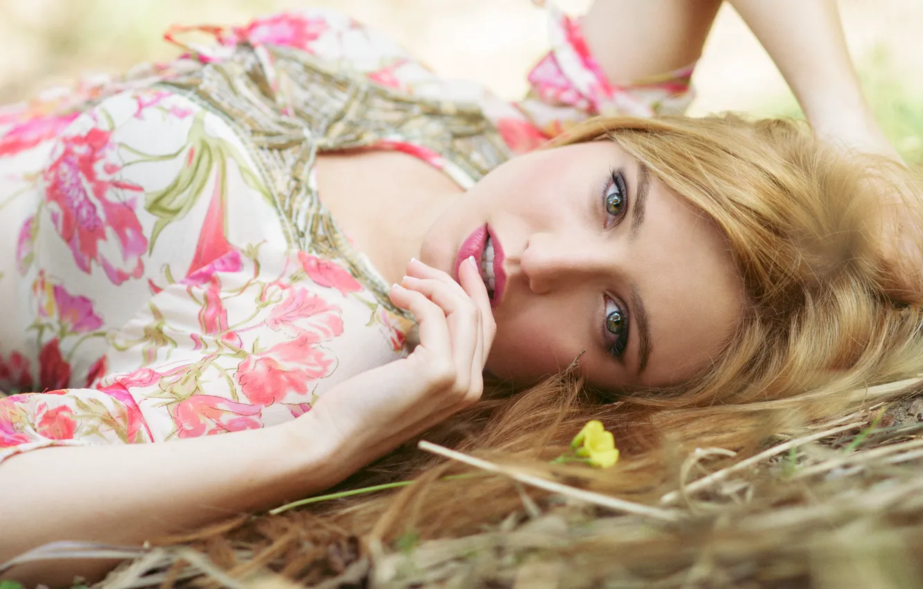Фото обои цветок, трава, портрет, красота, grass, жест, flower, beauty