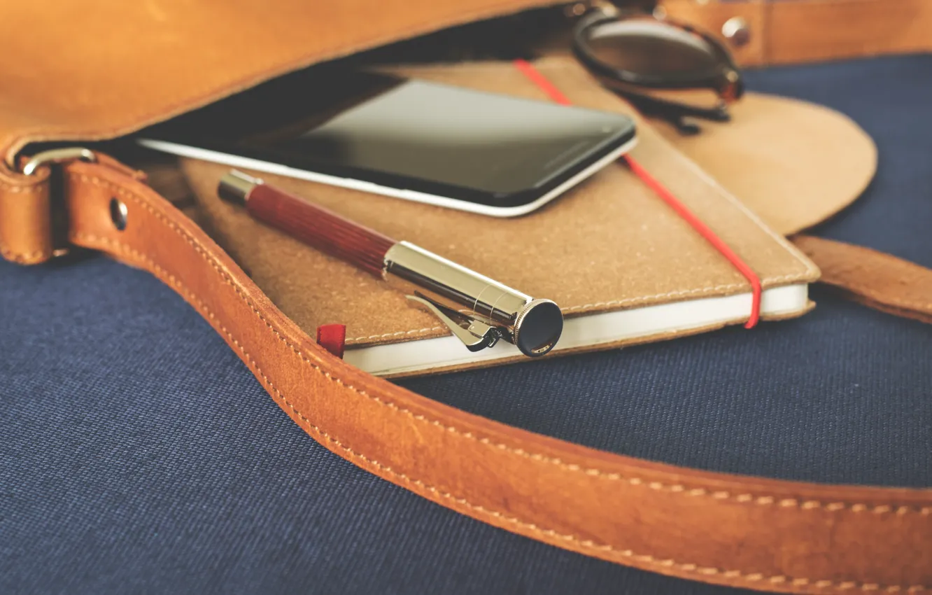 Фото обои ручка, блокнот, сумка, смартфон