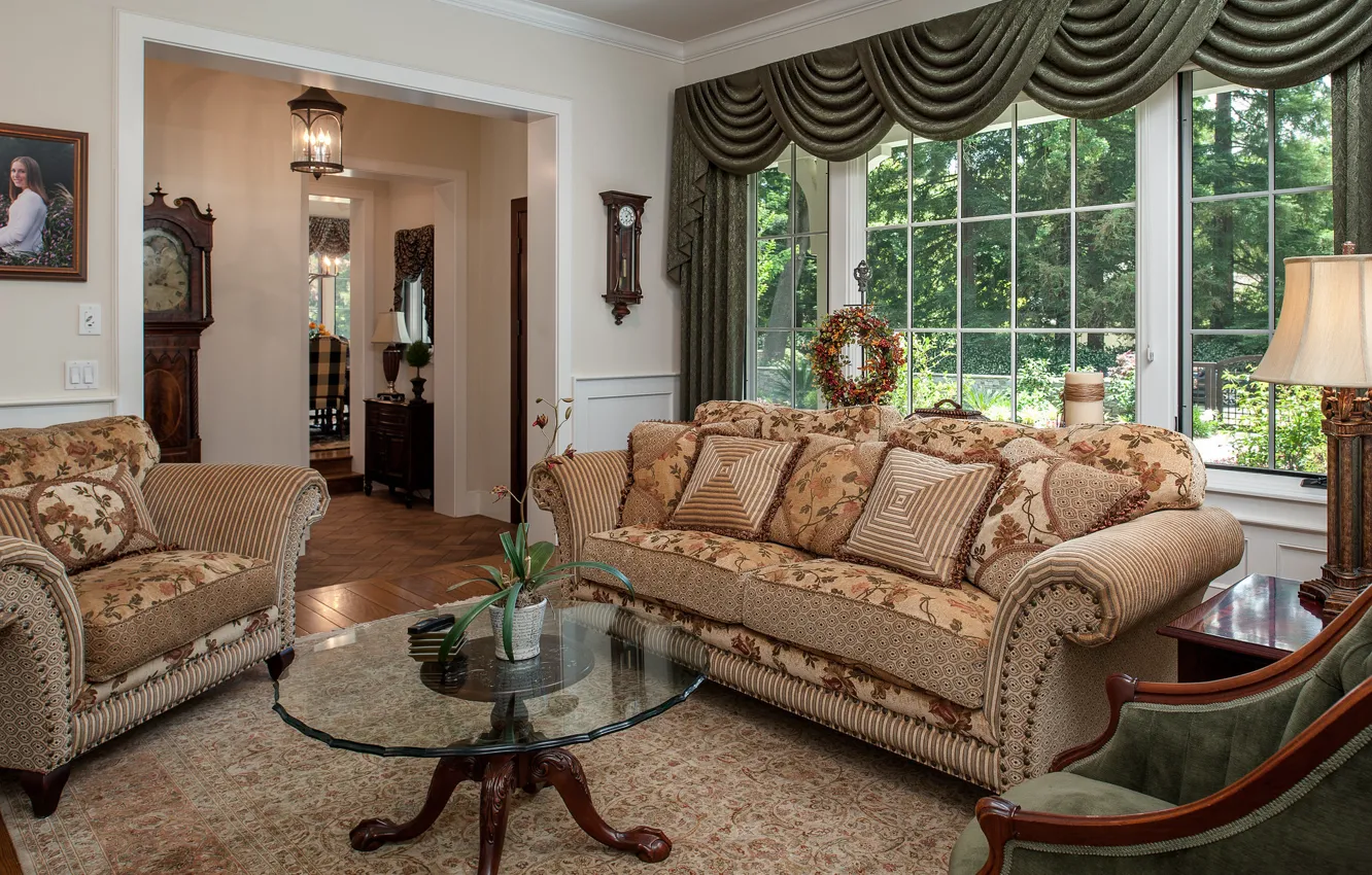 Фото обои дизайн, диван, подушки, окно, шторы, столик, вазон, гостиная