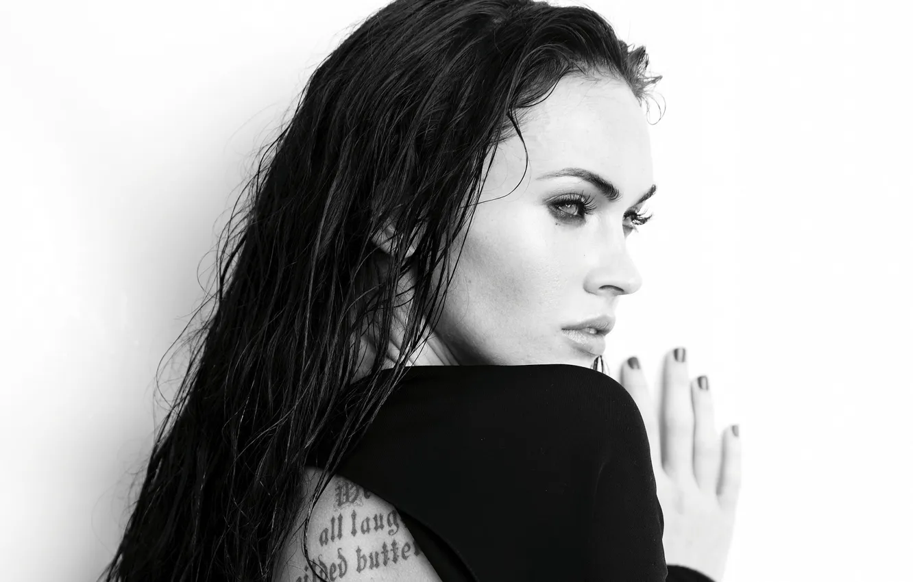 Фото обои Меган Фокс, Megan Fox, мокрая, актриса, брюнетка, тату, татуировка, черно-белое
