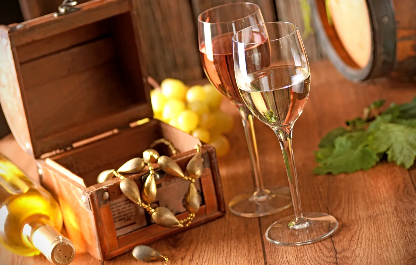 Фото обои украшения, вино, бутылка, бокалы, виноград, шкатулка, бочка, grapes