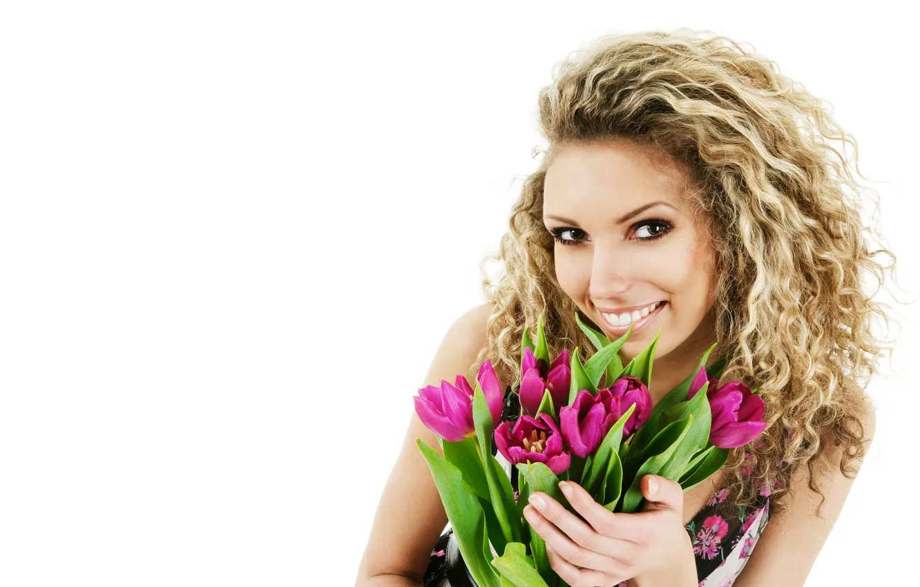 Фото обои глаза, цветы, улыбка, Девушки, руки, тюльпаны