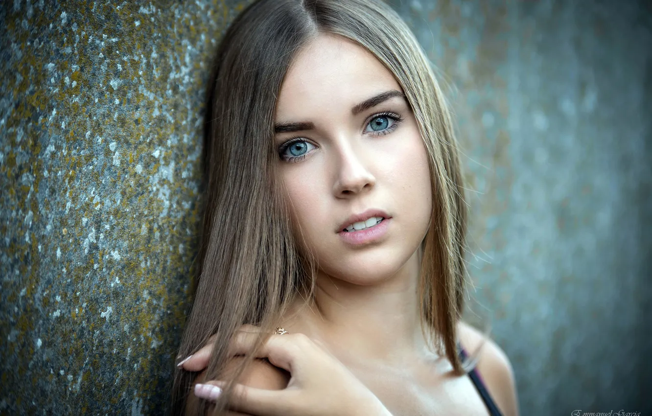 Фото обои взгляд, поза, модель, рука, портрет, макияж, прическа, красотка