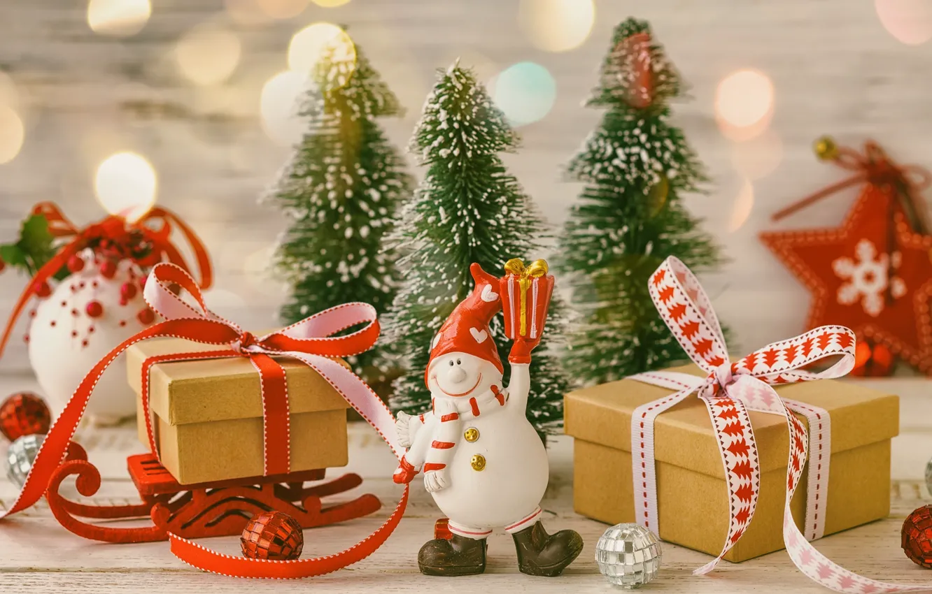 Фото обои Новый Год, Рождество, подарки, снеговик, коробки, ёлочки
