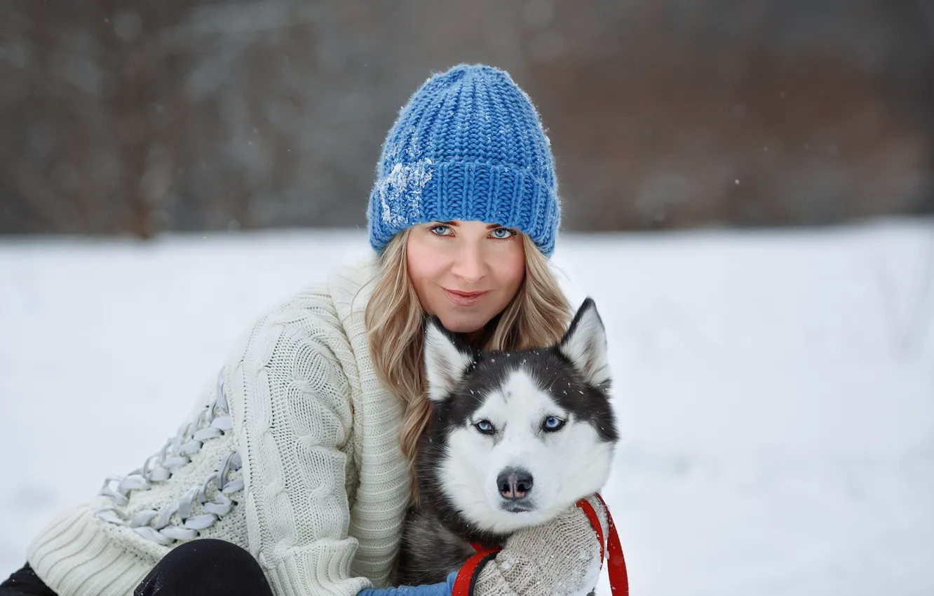 Фото обои зима, взгляд, девушка, шапка, собака, друзья, хаски, свитер
