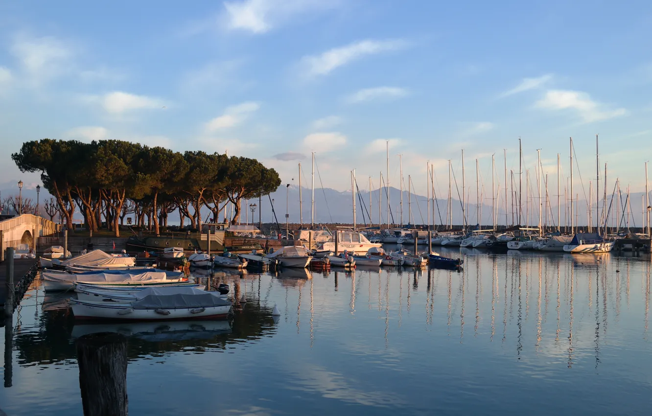 Фото обои деревья, горы, мост, лодка, утро, яхта, Италия, гавань