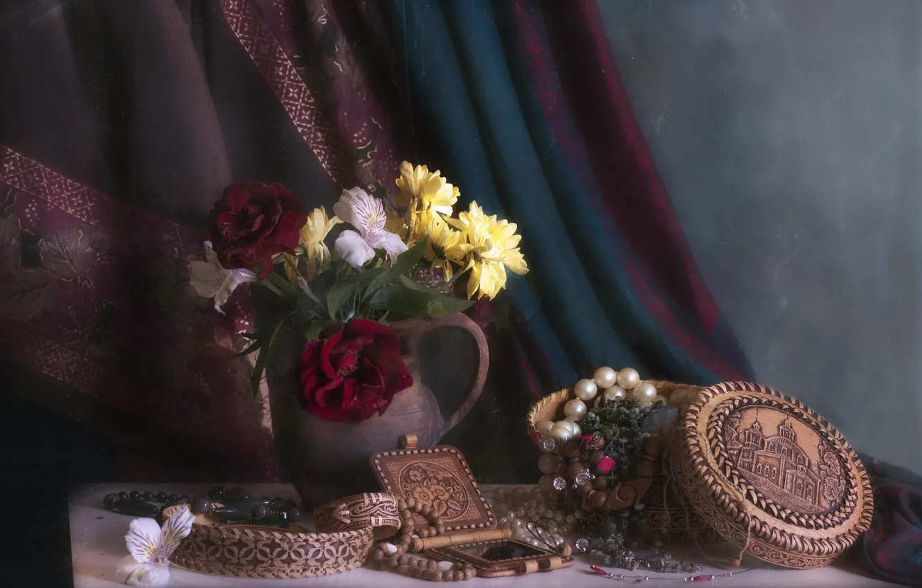 Фото обои украшения, цветы, желтый, красный, розы, букет, ткань, шкатулка